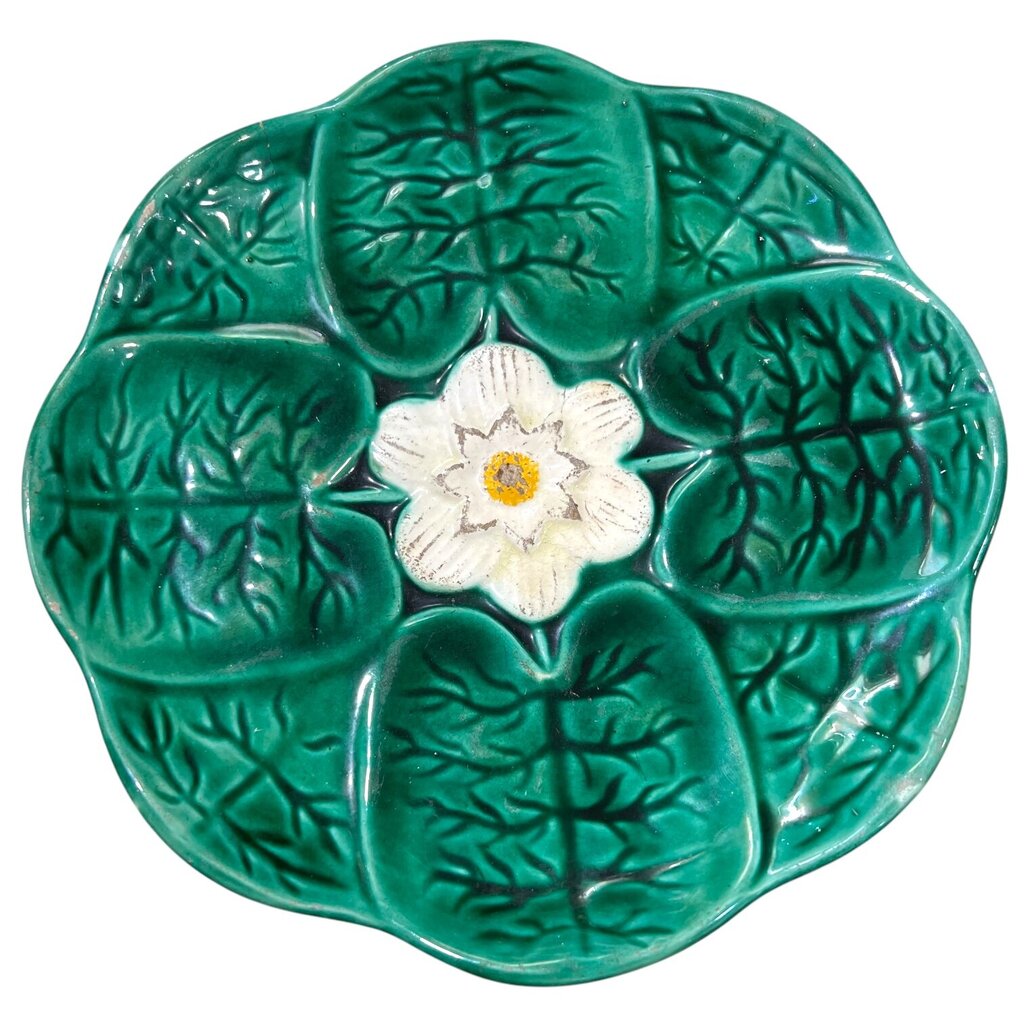Antique Majolica Green Leaf w/ White Flower Plate 8.5"Dia