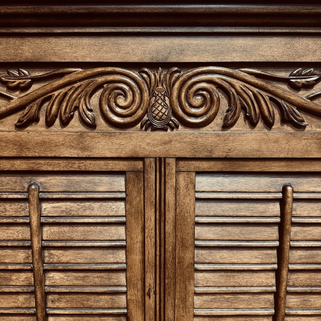 Broyhill Attic Heirlooms King Shutter Panel Bed w/ Pineapple Fenials 80Lx92Wx66H