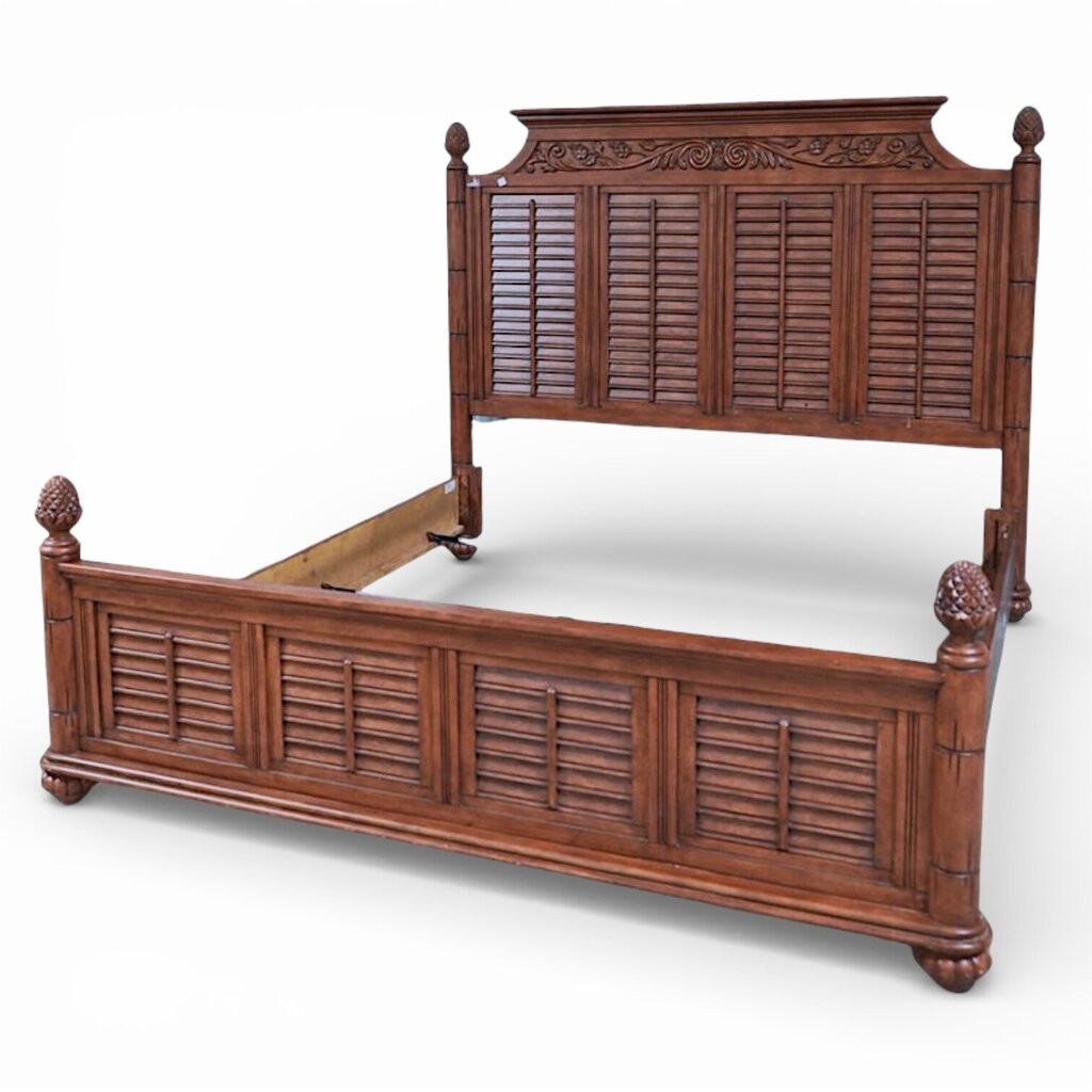 Broyhill Attic Heirlooms King Shutter Panel Bed w/ Pineapple Fenials 80Lx92Wx66H